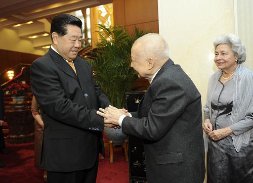 10月19日，全国政协主席贾庆林在北京亲切看望柬埔寨太皇西哈努克，转达胡锦涛主席和中国其他领导人对西哈努克九十岁寿辰的生日祝福和问候。新华社记者 谢环驰 摄
