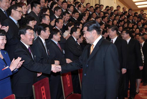 全国侨务工作会议于10月19日至20日在京召开。这是10月19日，中共中央政治局常委、全国政协主席贾庆林，中共中央政治局常委、国家副主席习近平，中共中央政治局常委、国务院副总理李克强亲切会见与会代表。新华社记者 庞兴雷 摄