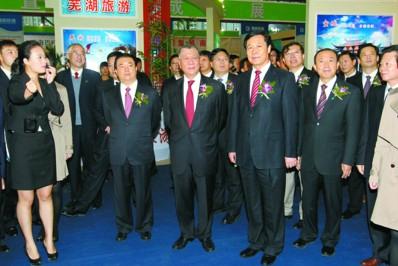 11月9日上午,全国政协副主席何厚铧,在安徽省委书记张宝顺、省长王三运、省政协主席王明方的陪同下,兴致勃勃地视察了精心布置的第七届中国国际徽商大会暨第十一届中国(合肥)自主创新要素对接会展馆。姚林 徐国康 陈巍 摄