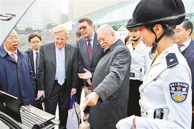 董建华和约翰&middot;波德斯塔一行在人民广场参观交巡警平台。 记者 魏中元 摄