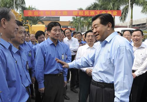 中共中央政治局常委、全国政协主席贾庆林近日在广西调研。这是11月19日，贾庆林在玉柴集团考察时与工人和技术人员亲切交谈。新华社记者 马占成 摄