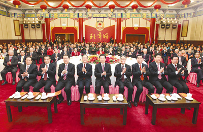 1月1日,全国政协在北京举行新年茶话会。胡锦涛、吴邦国、温家宝、贾庆林、李长春、习近平、李克强、贺国强、周永康等党和国家领导人出席茶话会并观看演出。