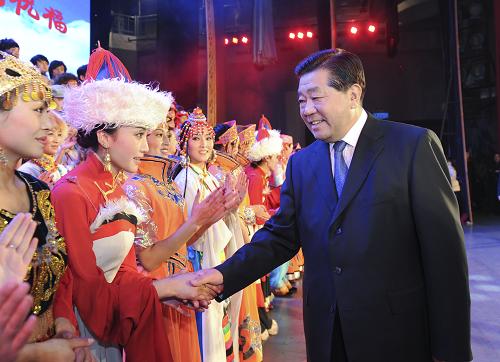1月5日,甘肃省甘南藏族自治州在北京全国政协礼堂举行感恩汇报演出。中共中央政治局常委、全国政协主席贾庆林出席并观看演出。这是演出结束后,贾庆林与演职人员亲切握手。新华社记者 王晔 摄