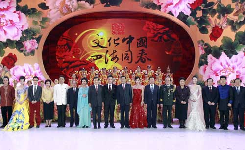  1月12日，&ldquo;文化中国&middot;四海同春&mdash;&mdash;2012全球华侨华人新春晚会&rdquo;在北京国家会议中心举行。中共中央政治局常委、全国政协主席贾庆林出席观看。这是演出结束后，贾庆林等领导同志同演职人员合影。 新华社记者 丁林 摄
