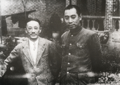 1939年，周恩来与抗日将领、国民党民主派人士蒋光鼐在重庆曾家岩合影。