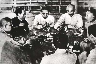 毛泽东、朱德在延安与民主人士考察团成员亲切聚谈。左起：傅斯年、毛泽东、章伯钧、冷遹、黄炎培、褚辅成、左舜生、 朱德。