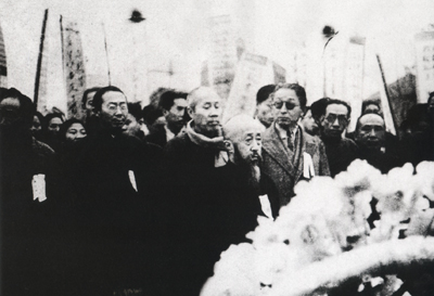 1946年12月1日，陶行知的灵柩公葬于南京晓庄劳山。中共代表董必武（二排左三）在陶行知灵柩前致哀。二排左二为周新民、左四为张申府、左五为范朴斋。前排为沈钧儒。