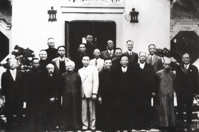 1946年10月18日，蒋介石玩弄和谈阴谋，派要员来上海请中共代表团和民盟等第三方面人士赴南京谈判。图为周恩来和各方面人士在上海市市长吴铁城公馆里举行第二次非正式商谈时合影。前排左起：张君励、陈启天、沈钧儒、邵力子、周恩来、左舜生、郭沫若、李维汉、曾琦、吴铁城；后排左起：黄炎培、杨永浚、华岗、章伯钧、余家菊、罗隆基、胡霖、蒋匀田、李璜。