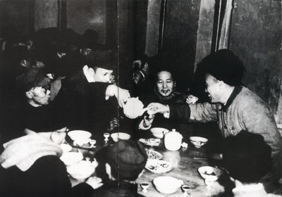 1946年12月1日，民盟西北总支部组织部长杨明轩在延安出席庆祝朱德60寿辰的便宴。前排左起：杨明轩、刘景范、毛泽东、朱德。