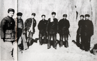 中共中央统战部部长李维汉（右一）和到达解放区的民盟领导人楚图南（右四）在中共中央所在地——河北平山县西柏坡。