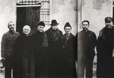 1949年2月，上海人民和平代表团到达西柏坡，商谈南北通航通邮的提议，受到周恩来（右二）、杨尚昆（左一）热情接待。