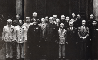 1949年6月15日至19日，新政协筹备会第一次全体会议在北平召开，会议选出常务委员会委员21人。图为常务委员合影。左起：谭平山、周恩来、章伯钧、黄炎培、林伯渠、朱德、马寅初、蔡畅、毛泽东、张奚若、陈叔通、沈钧儒、马叙伦、郭沫若、李济深、李立三、蔡廷锴、陈嘉庚、乌兰夫、沈雁冰。