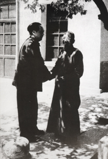一九四九年五月，毛泽东前往颐和园益寿堂看望老朋友、民革成员柳亚子。