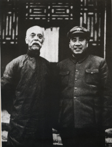一九四九年三月，农工党中央监察委员会主席彭泽民与久别重逢的老朋友朱德合影留念。
