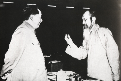 毛泽东与民盟中央主席张澜（右）在全国政协一届一次会议上亲切交谈。