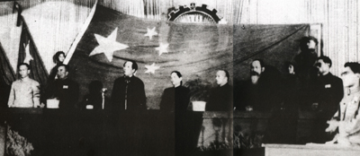1949年9月30日晚，中国人民政治协商会议第一届全体会议举行闭幕式。新当选的中华人民共和国中央人民政府主席、副主席登上主席台。前排左起：副主席刘少奇、朱德、主席毛泽东、副主席宋庆龄、李济深、张澜、高岗。