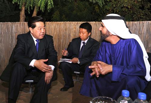 1月30日，全国政协主席贾庆林在结束对埃塞俄比亚正式友好访问并出席非盟第十八届首脑会议后回国途中，在迪拜酋长庄园会见阿拉伯联合酋长国副总统兼总理、迪拜酋长穆罕默德。新华社记者 饶爱民 摄