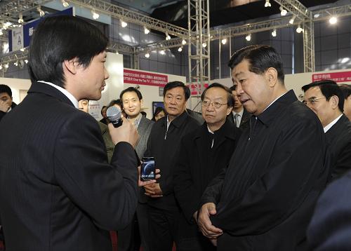 2月14日至15日，中共中央政治局常委、全国政协主席贾庆林在北京调研。这是2月14日，贾庆林在中关村国家自主创新示范区调研企业生产和研发情况。新华社记者 饶爱民 摄