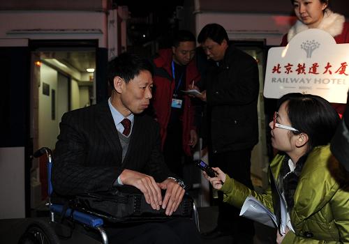  3月1日早晨6时，来自吉林省的全国政协委员乘坐Ｚ62次列车抵达北京火车站，他们是首批抵京参加全国政协十一届五次会议的京外委员。 这是全国政协委员王树明（前左）在北京火车站接受新华社记者余晓洁的采访。 新华社记者 谢环驰 摄