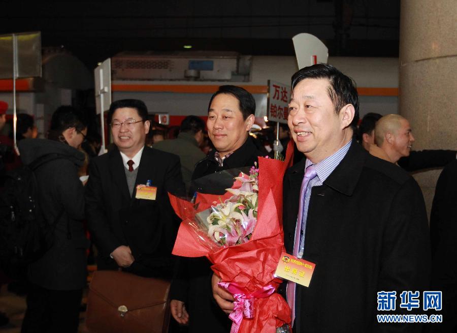 3月1日，来自河南省的全国政协委员抵京参加全国政协十一届五次会议。这是全国政协委员王超斌（右一）等抵达北京西站。 新华社记者 丁林 摄