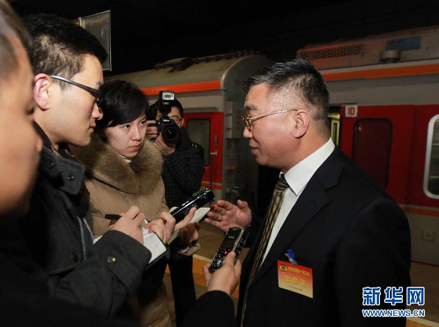 3月1日，来自河南省的全国政协委员抵京参加全国政协十一届五次会议。这是全国政协委员司富春接受记者采访。 新华社记者 丁林 摄