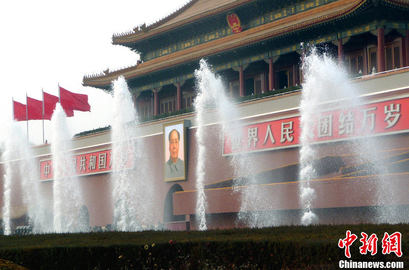 2月28日，北京，天安门城楼两侧的喷泉开始调试，以迎接全国“两会”的召开。