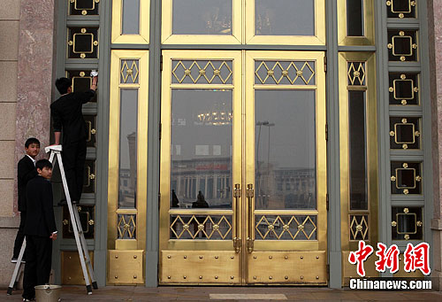 2月29日，北京人民大会堂的服务员在认真清洗大门迎接全国“两会”。3月3日和5日，2012年全国“两会”将在北京人民大会堂隆重开幕。