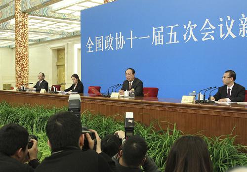 3月2日，全国政协十一届五次会议在北京人民大会堂举行新闻发布会，大会发言人赵启正介绍会议有关情况并回答中外记者提问。新华社记者 丁林 摄