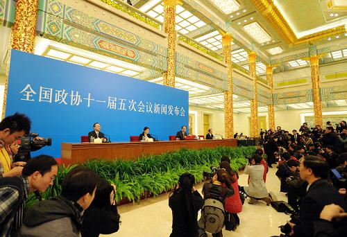 3月2日，全国政协十一届五次会议在北京人民大会堂举行新闻发布会，大会发言人赵启正介绍会议有关情况并回答中外记者提问。新华社记者 谢环驰 摄