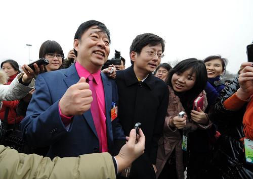 3月3日，中国人民政治协商会议第十一届全国委员会第五次会议在北京人民大会堂开幕。这是全国政协委员王超斌抵达天安门广场。新华社记者 燕雁 摄