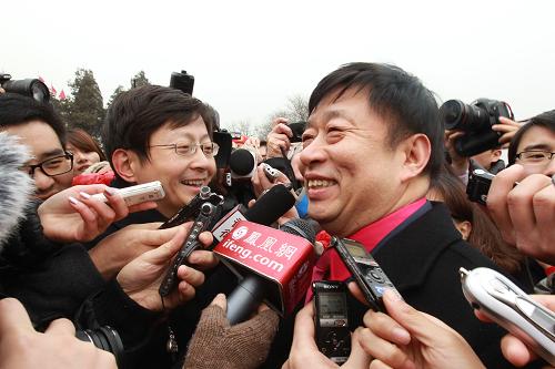 3月3日，中国人民政治协商会议第十一届全国委员会第五次会议在北京人民大会堂开幕。这是全国政协委员王超斌抵达天安门广场。新华社记者 丁林 摄