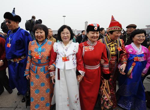 3月3日，中国人民政治协商会议第十一届全国委员会第五次会议在北京人民大会堂开幕。这是全国政协委员抵达天安门广场。新华社记者 杨宗友 摄