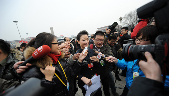 2012年3月3日15时，全国政协十一届五次会议在人民大会堂举行开幕会。图为全国政协委员宋祖英遭遇媒体围堵采访。新华网 陈竞超 摄