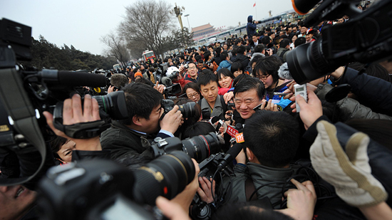 2012年3月3日15时，全国政协十一届五次会议在人民大会堂举行开幕会。图为全国政协委员陈竺遭遇媒体围堵采访。新华网 陈竞超 摄