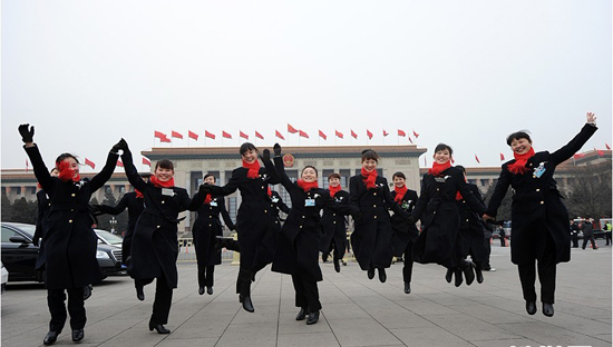 2012年3月3日15时，全国政协十一届五次会议在人民大会堂举行开幕会。当日，全国两会住地宾馆酒店的礼仪小姐成为天安门广场一道亮丽的风景。新华网 陈竞超 摄