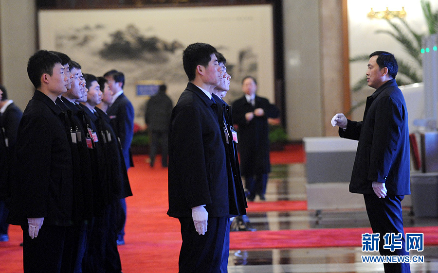 2012年3月3日15时，全国政协十一届五次会议在人民大会堂举行开幕会。图为工作人员坚守岗位为两会提供服务。新华网 陈竞超 摄