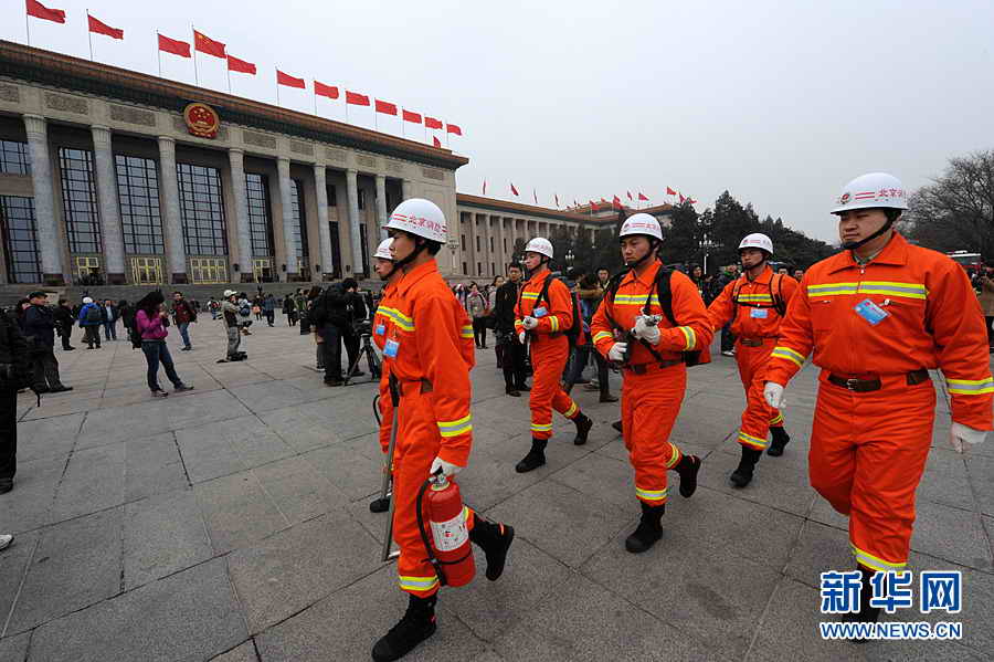 2012年3月3日15时，全国政协十一届五次会议在人民大会堂举行开幕会。图为工作人员坚守岗位为两会提供服务。新华网 陈竞超 摄