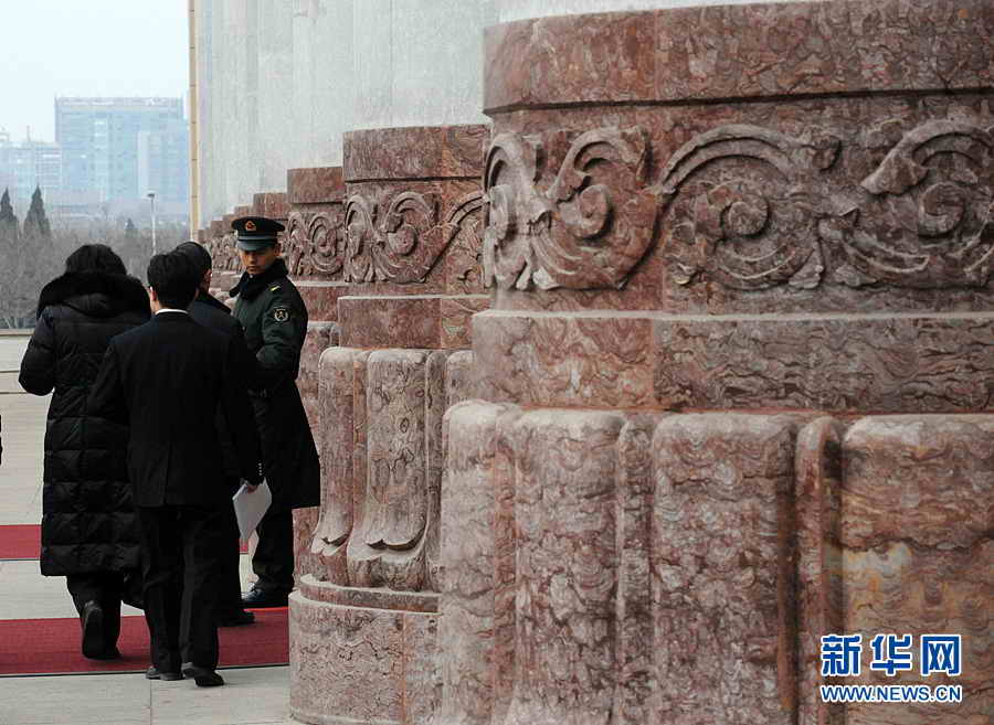 2012年3月3日15时，全国政协十一届五次会议在人民大会堂举行开幕会。图为工作人员坚守岗位为两会提供服务。新华网 陈竞超 摄