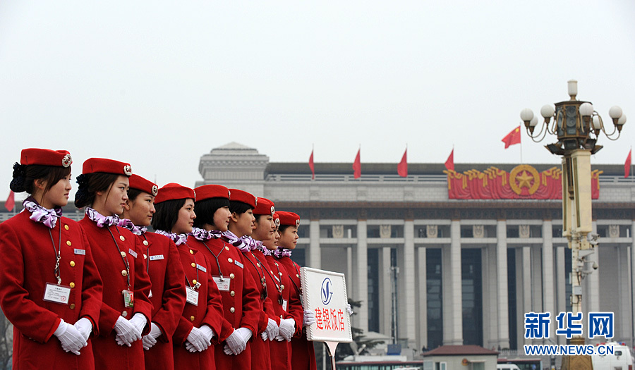 2012年3月3日15时，全国政协十一届五次会议在人民大会堂举行开幕会。当日，全国两会住地宾馆酒店的礼仪小姐成为天安门广场一道亮丽的风景。新华网 陈竞超 摄