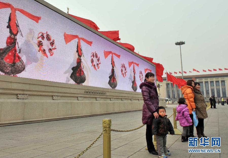   3月3日，来自湖南长沙民政学院的苏秀丽（右三）和同学们在天安门前合影。这6名大学生目前在北京一家单位实习，这是她们第一次来天安门参观游览。当日，中国人民政治协商会议第十一届全国委员会第五次会议即将在北京人民大会堂开幕。 新华社记者 岳月伟 摄 