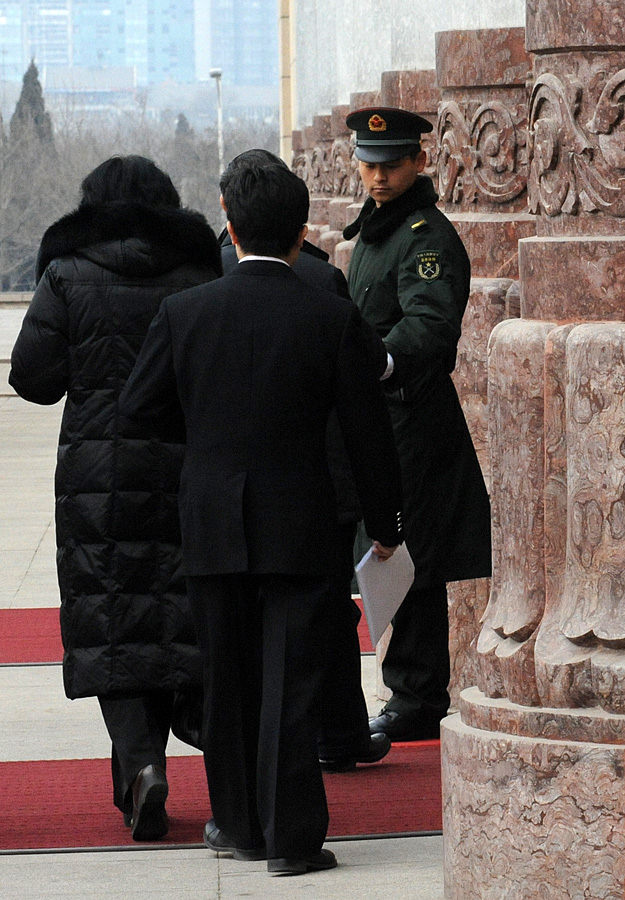 全国政协十一届五次会议定于３月３日下午３时在人民大会堂开幕。图为大会堂南门外的警卫人员正在执勤。新华网 陈竞超 摄