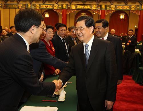 3月4日，中共中央总书记、国家主席、中央军委主席胡锦涛看望出席全国政协十一届五次会议的医药卫生界、社会福利和社会保障界委员并参加联组讨论。中共中央政治局常委、全国政协主席贾庆林参加了看望和讨论。新华社记者 兰红光 摄