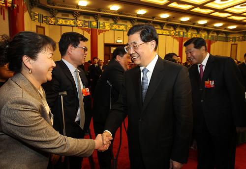 3月4日，中共中央总书记、国家主席、中央军委主席胡锦涛看望出席全国政协十一届五次会议的医药卫生界、社会福利和社会保障界委员并参加联组讨论。中共中央政治局常委、全国政协主席贾庆林参加了看望和讨论。新华社记者 兰红光 摄
