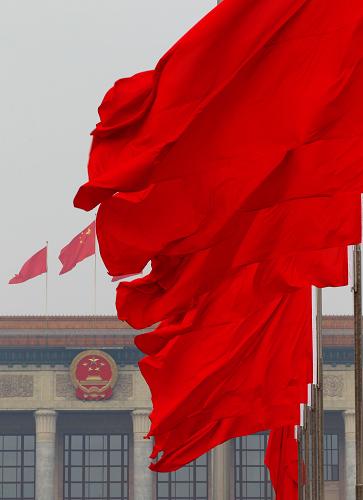 3月5日，第十一届全国人民代表大会第五次会议即将在北京人民大会堂开幕。这是天安门广场上红旗飘飘。新华社记者 王申 摄 