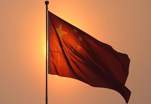 3月5日，第十一届全国人民代表大会第五次会议即将在北京人民大会堂开幕。这是五星红旗在朝阳的映衬下飘扬。新华社记者 王申 摄