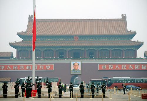3月5日，第十一届全国人民代表大会第五次会议在北京人民大会堂开幕。这是天安门广场上举行升旗仪式。新华社记者 燕雁 摄 