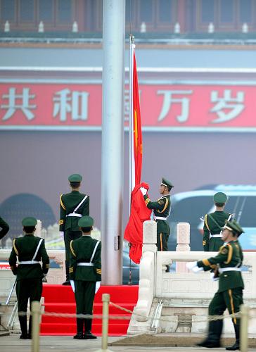3月5日，第十一届全国人民代表大会第五次会议在北京人民大会堂开幕。这是天安门广场上举行升旗仪式。新华社记者 燕雁 摄