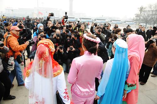 3月5日，第十一届全国人民代表大会第五次会议在北京人民大会堂开幕。这是记者在天安门广场采访全国人大代表。新华社记者 王建华 摄