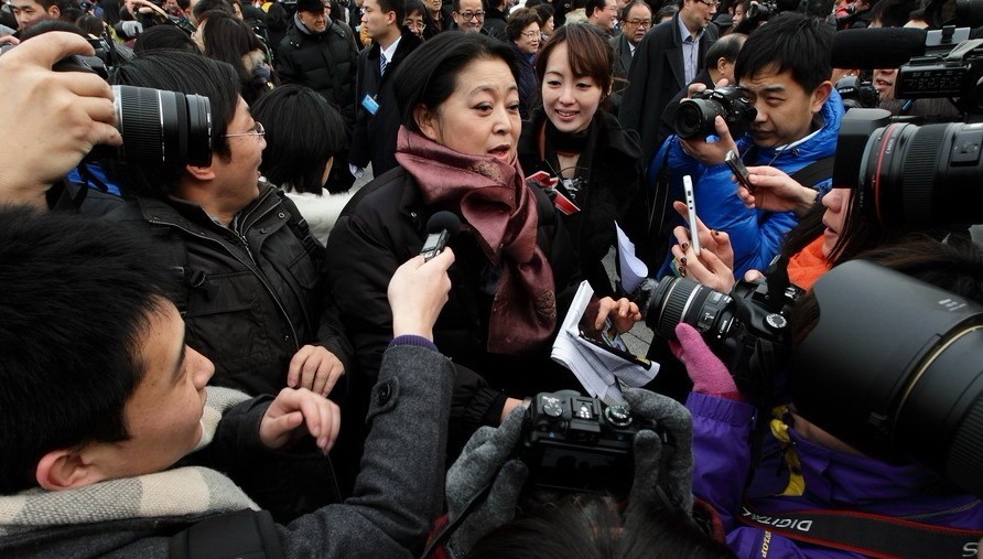 3月3日，中国人民政治协商会议第十一届全国委员会第五次会议在北京人民大会堂开幕。图为全国政协委员倪萍在接受记者采访。
