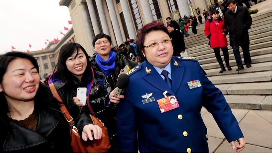 3月3日，中国人民政治协商会议第十一届全国委员会第五次会议在北京人民大会堂开幕。韩红委员在开幕会结束后被媒体追访。 中新社记者 陆欣 摄 